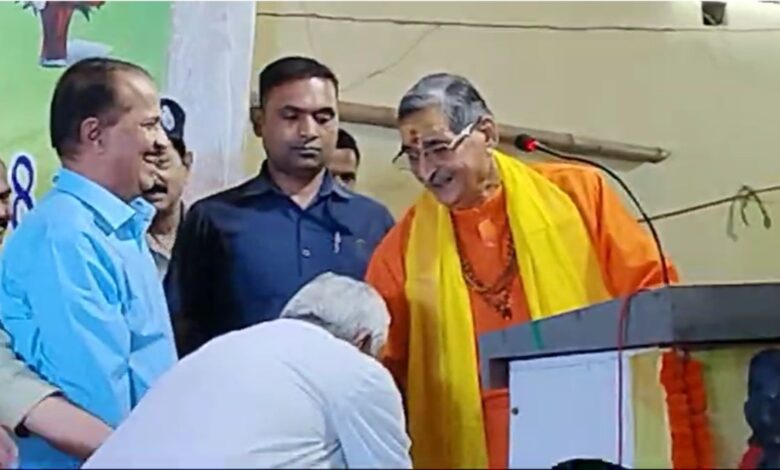 Is Nitish Kumar going to turn around again? CM surprised everyone by touching the feet of a former BJP MP